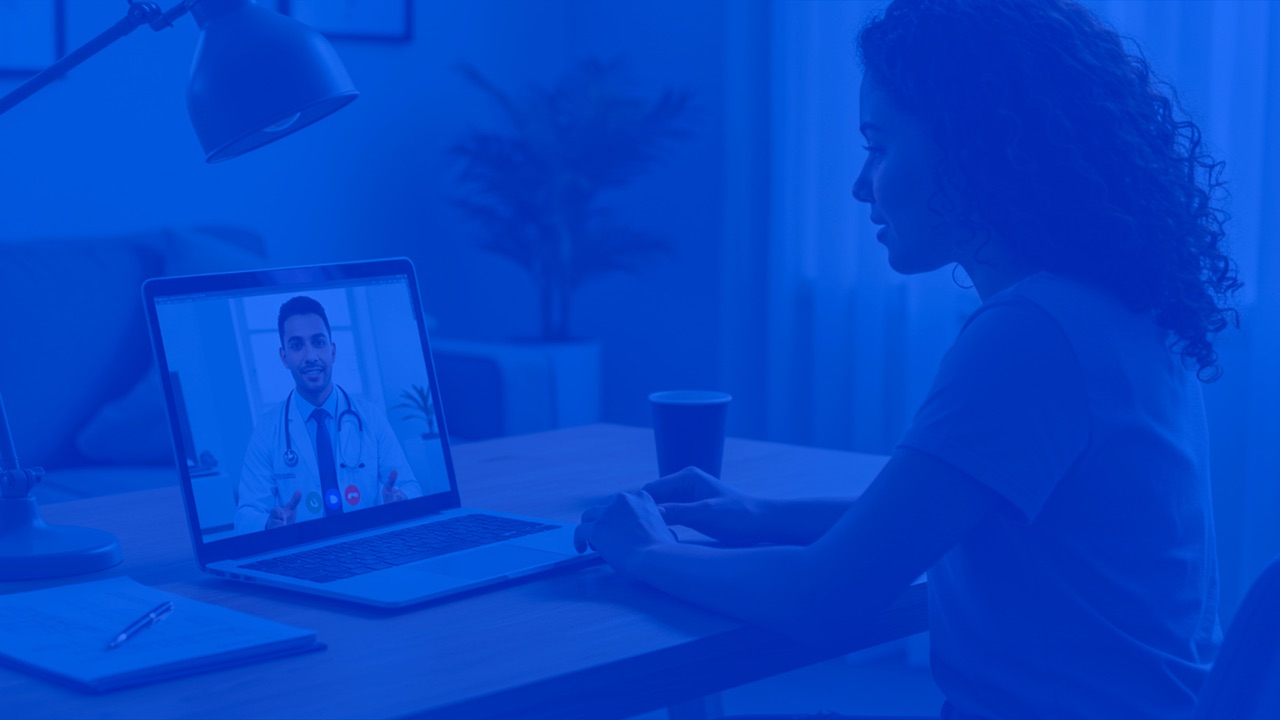 Paciente em videochamada com médico pelo tablet